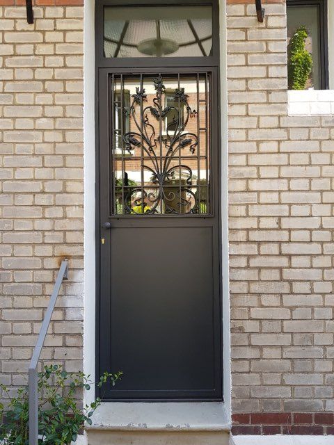 Porte d'entrée métal et verre avec décoration  à l'ancienne en ferronnerie