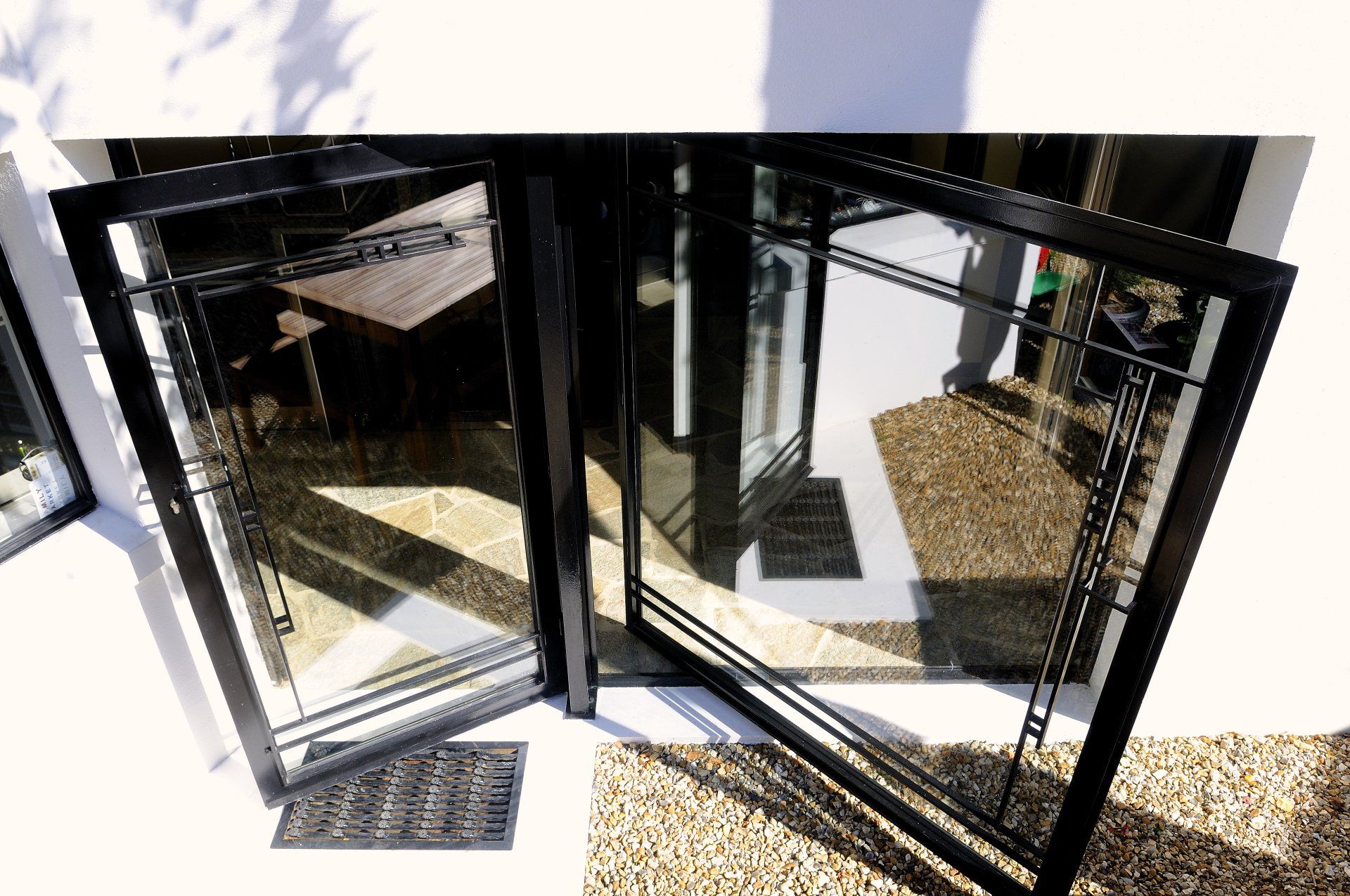 Façade vitrée : Porte ouverture à l'anglaise  et porte  sur pivot , Double  vitrage de sécurité avec profilés métalliques