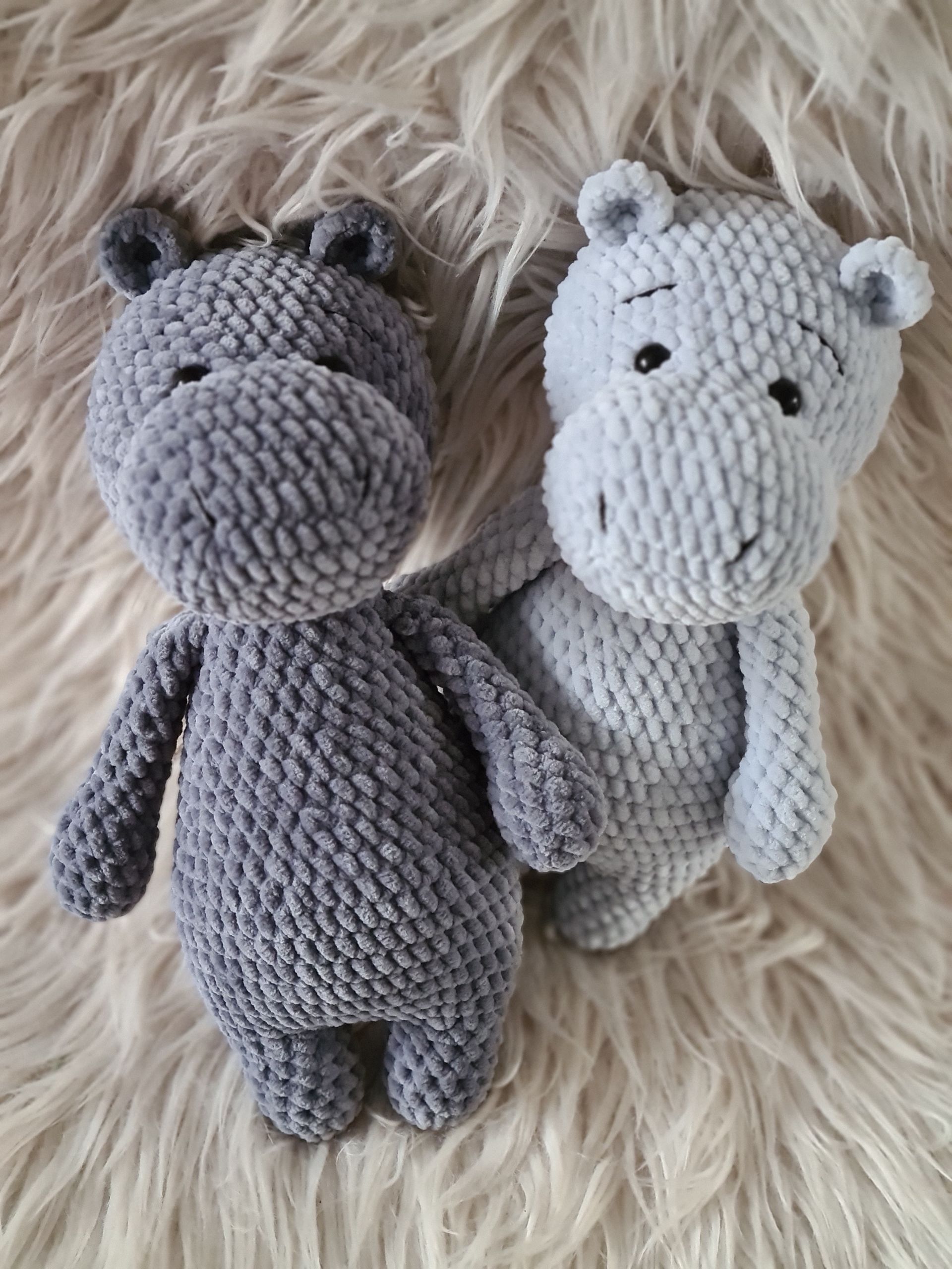 Mit liebe gehäkeltes Kuscheltier aus zertifiziertem Garn. Amigurumi Maschentierhaltung.