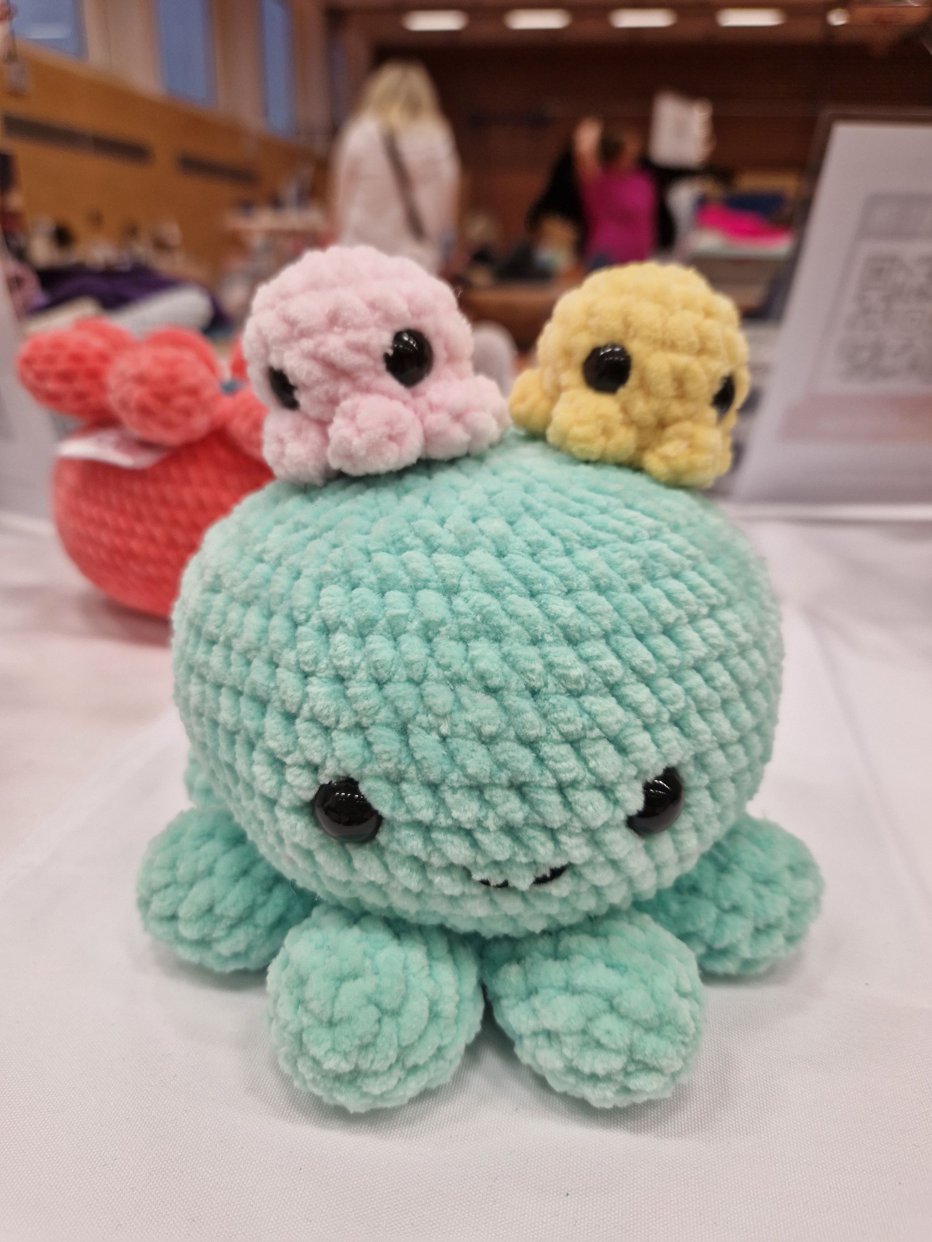 Mit liebe gehäkeltes Kuscheltier aus zertifiziertem Garn. Amigurumi Maschentierhaltung.