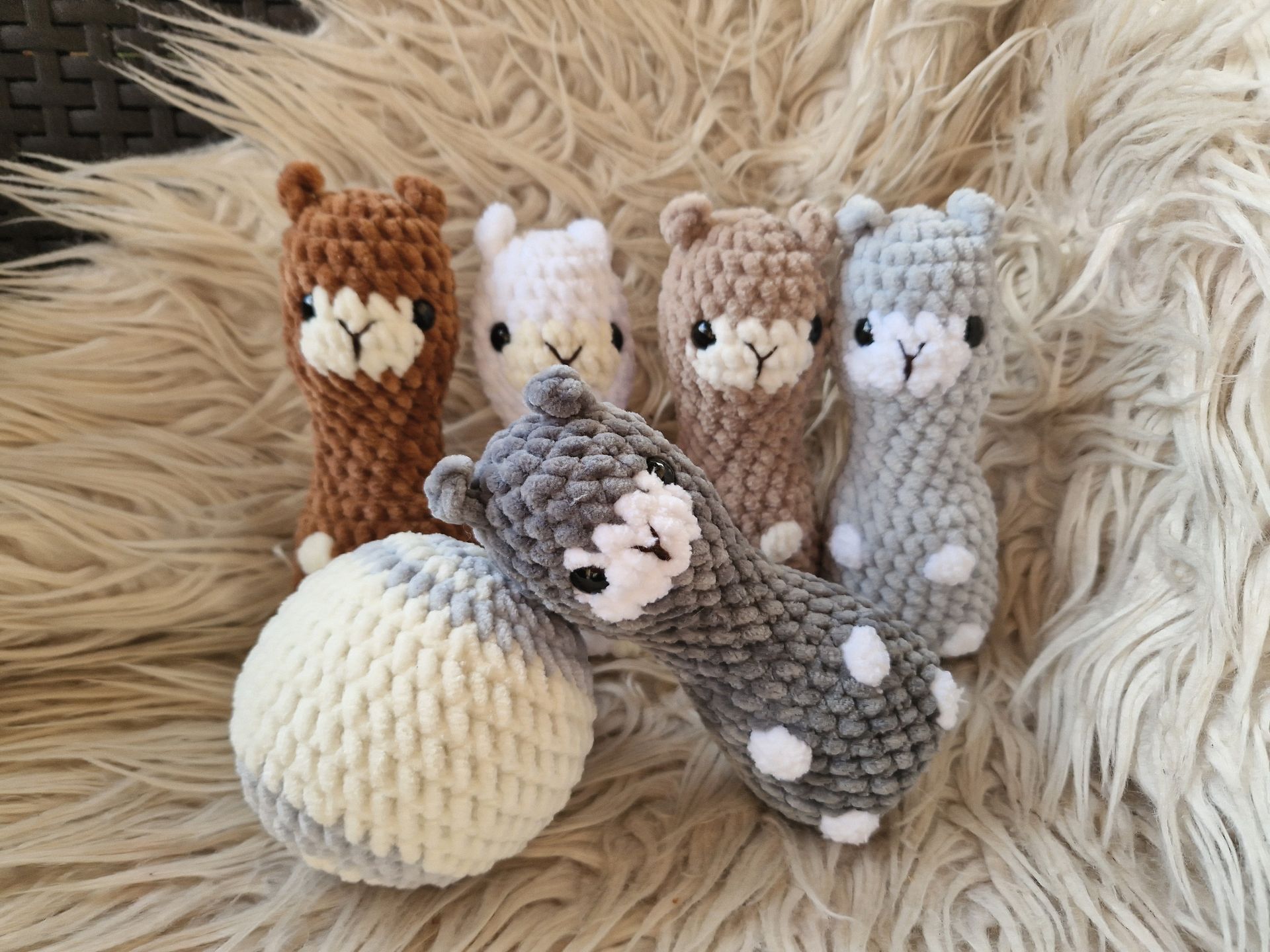 Mit liebe gehäkeltes Kuscheltier aus zertifiziertem Garn. Amigurumi Maschentierhaltung.