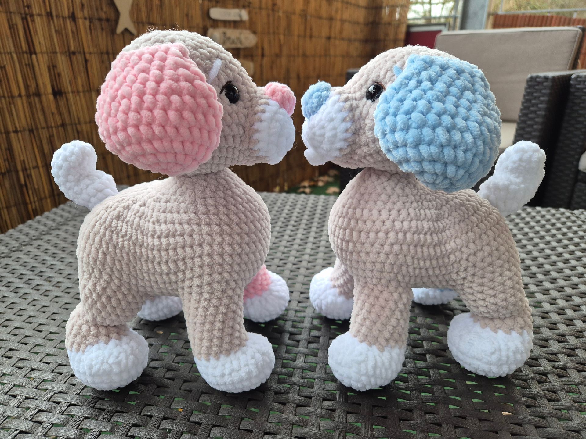 Mit liebe gehäkeltes Kuscheltier aus zertifiziertem Garn. Amigurumi Maschentierhaltung.
