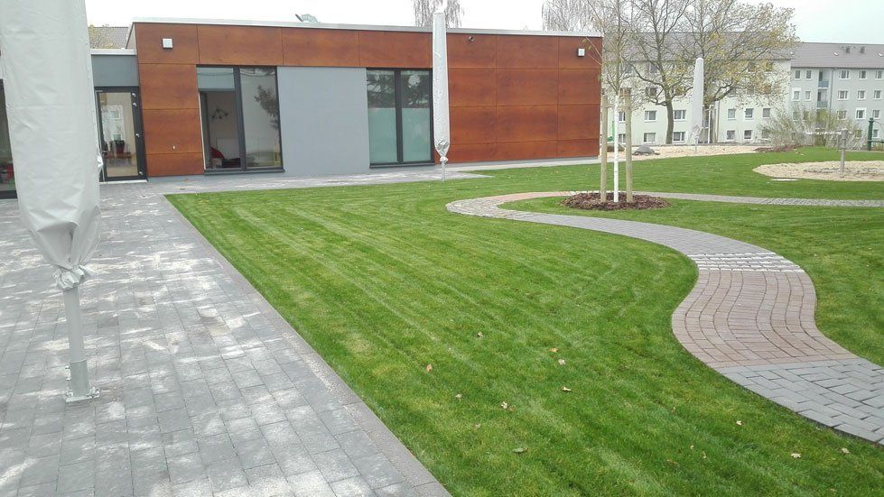 Außenanlagen, Terrasse mit Sonnenschirme und Rutschparcour, Rollrasen