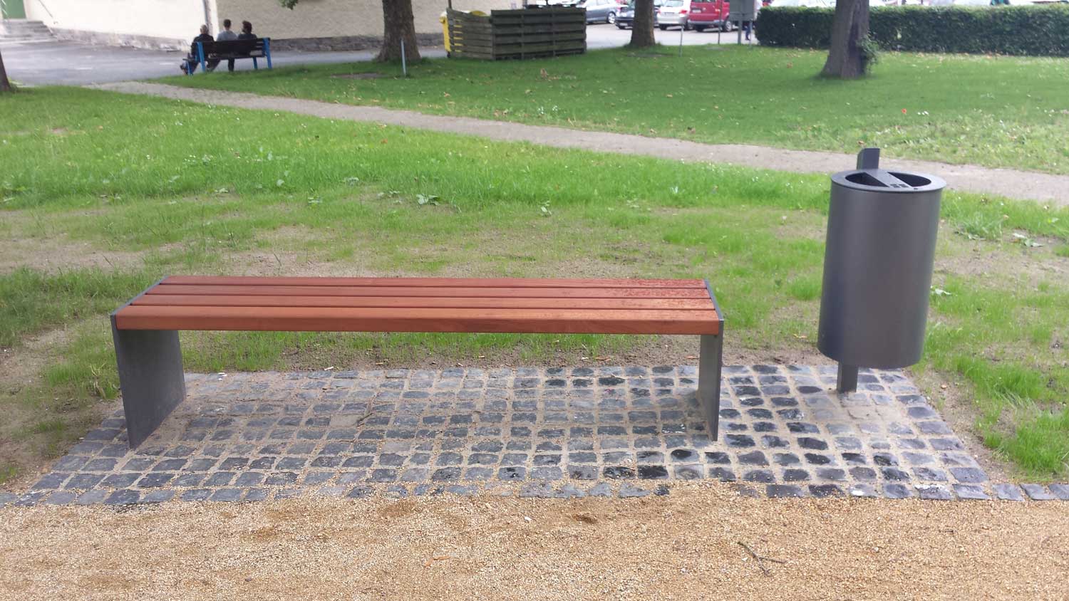 Ausstattung und Pflaster