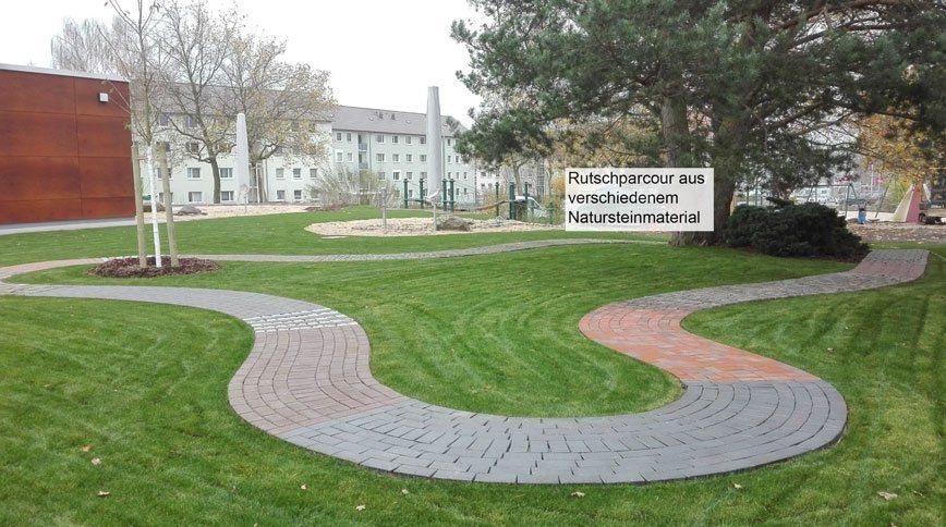 Rutschparcour mit verschiedenen Natursteinmaterialien