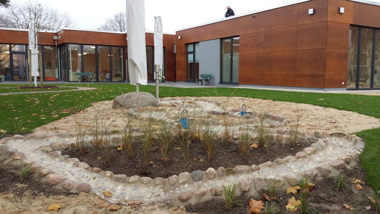 Matschplatz mit Wasserlauf