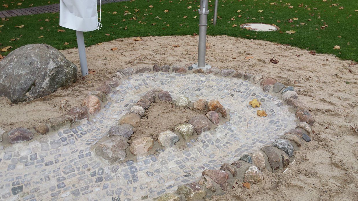 Mosaikpflaster, Wasserlauf, Matschplatz