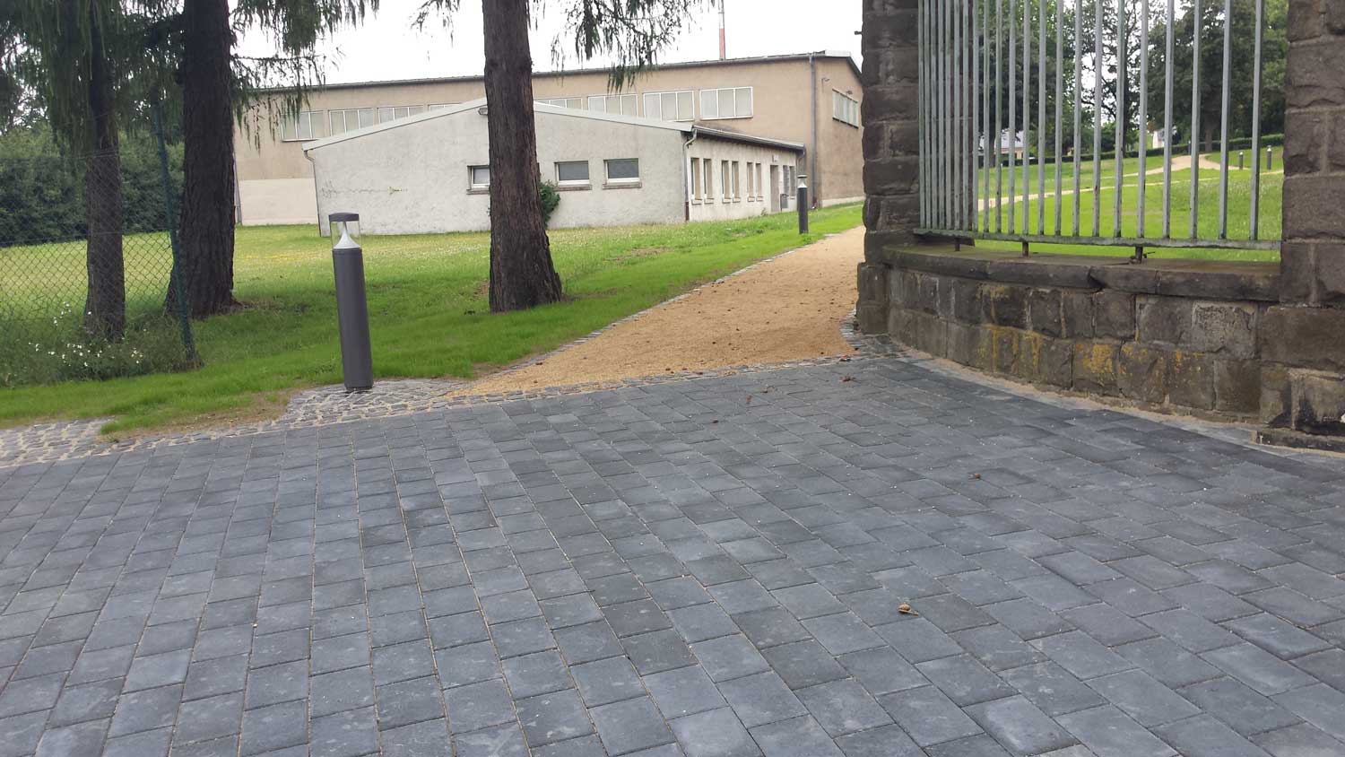 Pflasterarbeiten Wegeinfassung und Beleuchtung