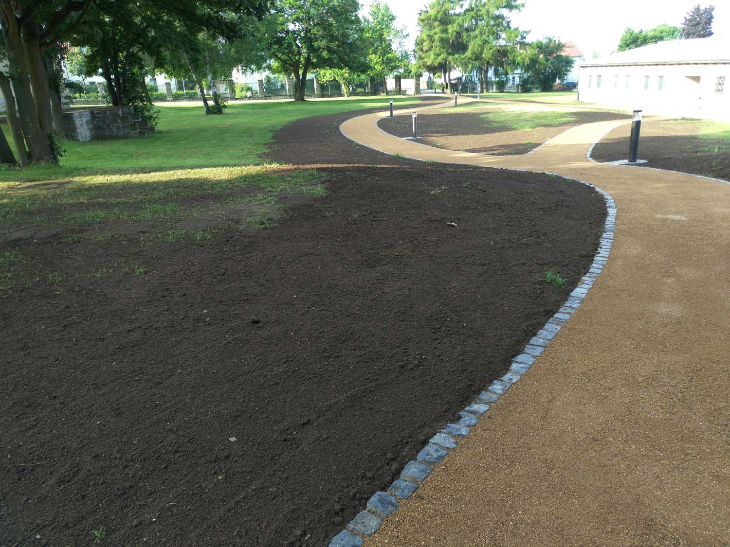 Wegeinfassung und Rasenansaat