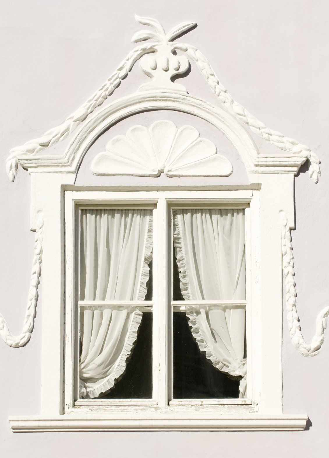 weißes rustikales fenster mit weißen Gardinen