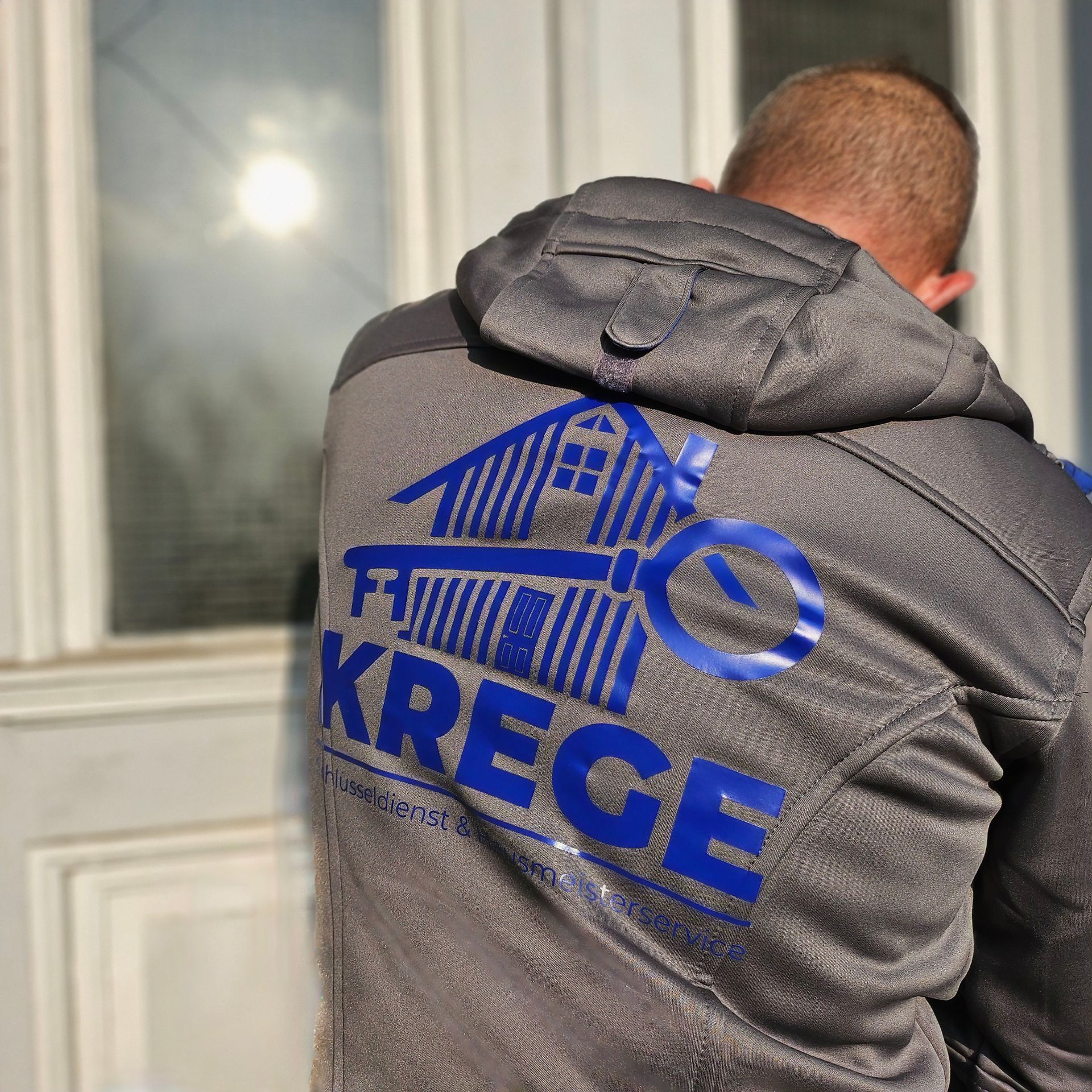 Mann bei Türöffnung einer Haustür