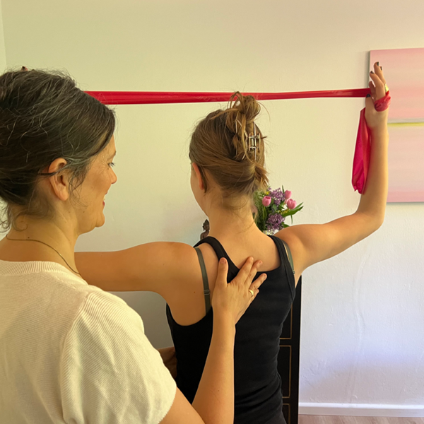 Therapieübung für den Rücken – aktive Mitwirkung der Patientin. Eigenständigkeit fördern.