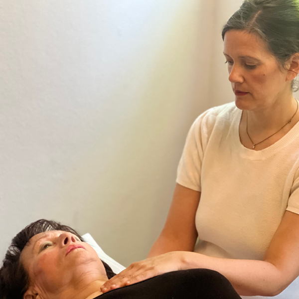 Sanfte Behandlung im oberen Brustbereich – angepasst an die Patientin. Ganzer Mensch im Blick.