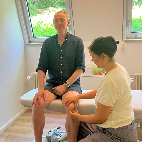 Gezielte Physiotherapie am Knie – abgestimmt auf den Patienten und Ursachen.