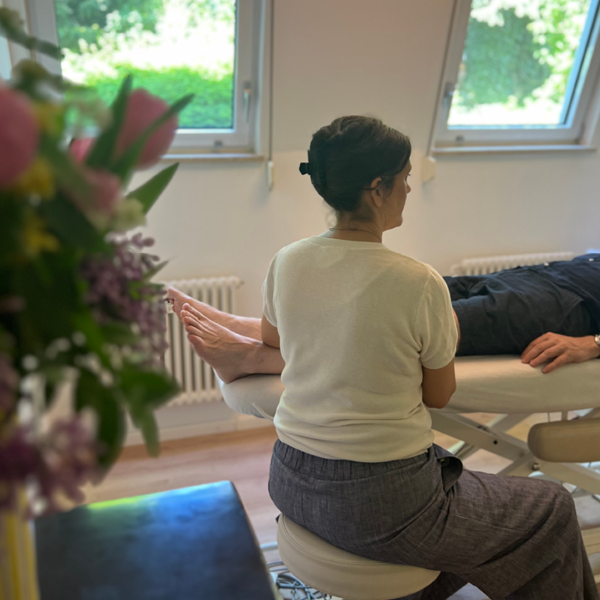 Behandlung auf der Liege – individuelle physiotherapeutische Anwendung. Ganzer Körper im Blick.