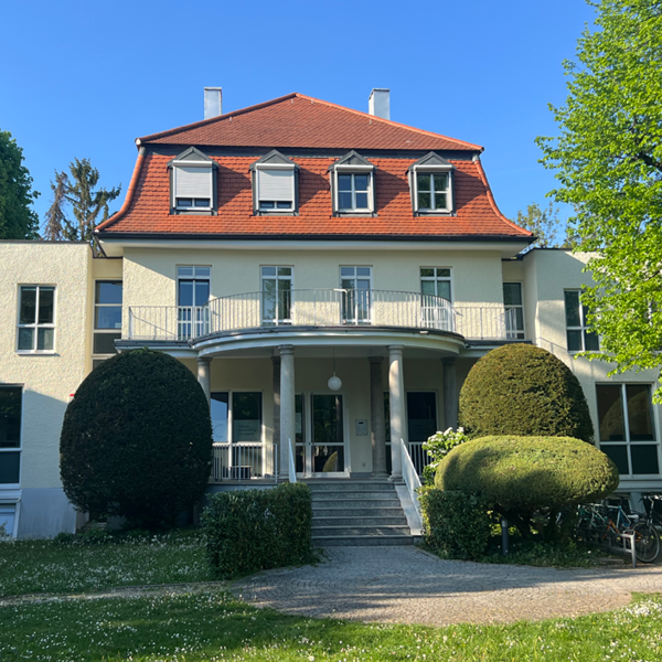 Eingangsbereich der Praxis Czernin – barrierearm erreichbar.