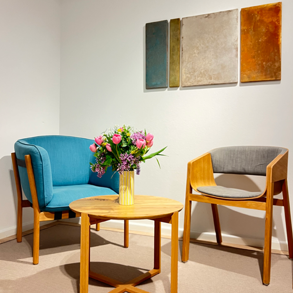 Wartezimmer der Praxis Physiotherapie Czernin – freundlich, ruhig und einladend