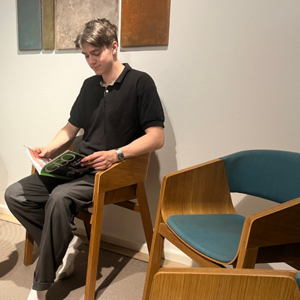 Patient im Wartezimmer – kurzer Moment der Ruhe vor der Therapie