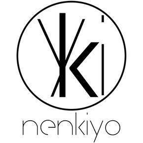 Die Bedeutung von „Nenkiyo“
Der Name „Nenkiyo“ ist eine ganz persönliche Kreation, die aus den Vornamen Jenni und Niko – den Namen der Gründerin und ihres Ehemannes – entstanden ist. Nach einem spielerischen „Buchstabensalat“ kam dieser einzigartige Name dabei heraus. Er steht für die enge Verbindung, die in meinem Kosmetikstudio spürbar ist, und symbolisiert die Harmonie und Leidenschaft, mit der ich mein Studio führe.
„Nenkiyo“ repräsentiert nicht nur mich, sondern auch die Liebe und Unterstützung, die mich in meiner Arbeit begleiten. Es ist eine Erinnerung an die Werte, die ich in mein Studio einbringe: Engagement, Wertschätzung und persönliche Hingabe in jeder Behandlung.
Mit „Nenkiyo“ möchte ich dir einen Raum bieten, der genauso einzigartig ist wie der Name selbst – für individuelle Schönheit, Entspannung und Wohlbefinden.
