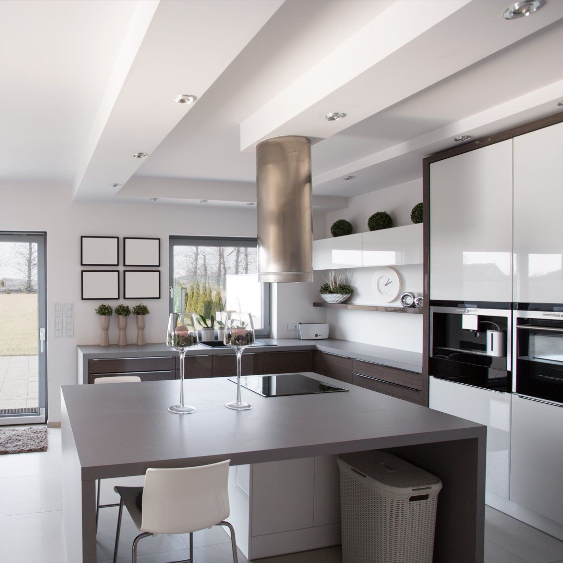 Combinación de blanco y nogal oscuro permitiendo que la luz sea  el principal protagonista