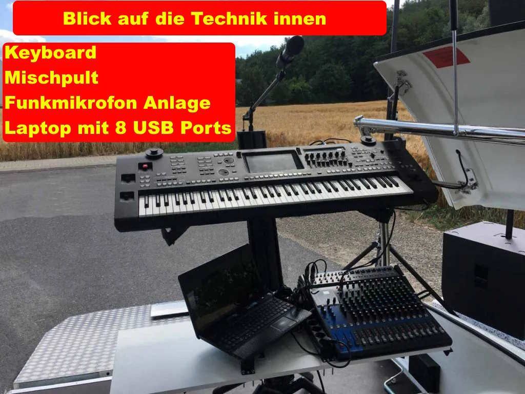 Keyboarder Karl Show Truck - Blick auf die Sound Technik innen