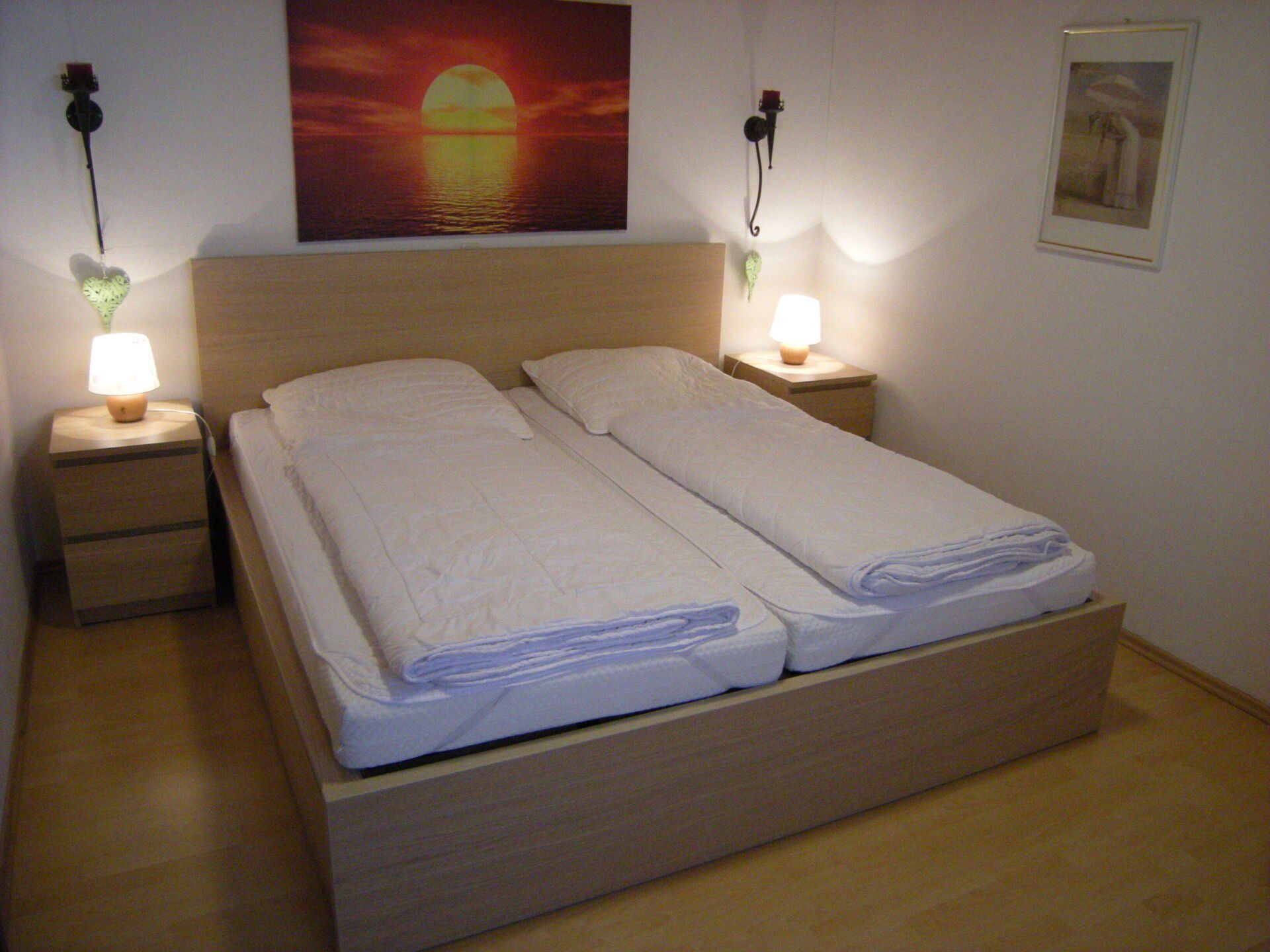 Schlafzimmer Bungalow 21 mit Doppelbett 1,80 x 2,00m