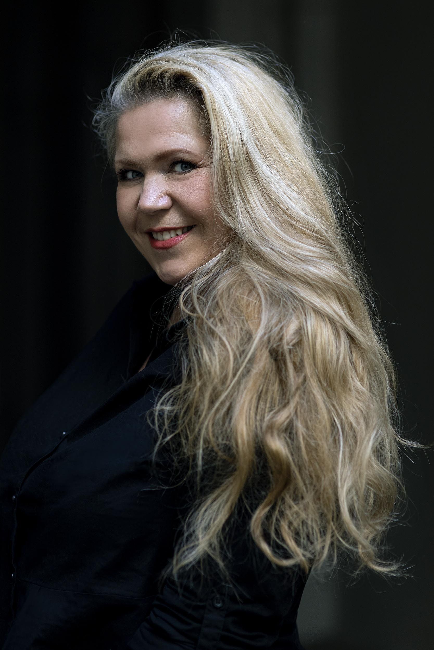 susanna hirschler, schauspielerin, sängerin, moderatorin, autorin, kabarrttistin, kabarett, orf, lets dance, volkstheater, wien, vienna, actress, theaterhaus bad ischl, ulrik hölzel, ulrik hoelzel, hölzel photography und design, fotograf wien, fotograf 1180, sedcard, portraits, porträts, business porträt, businessportrait,