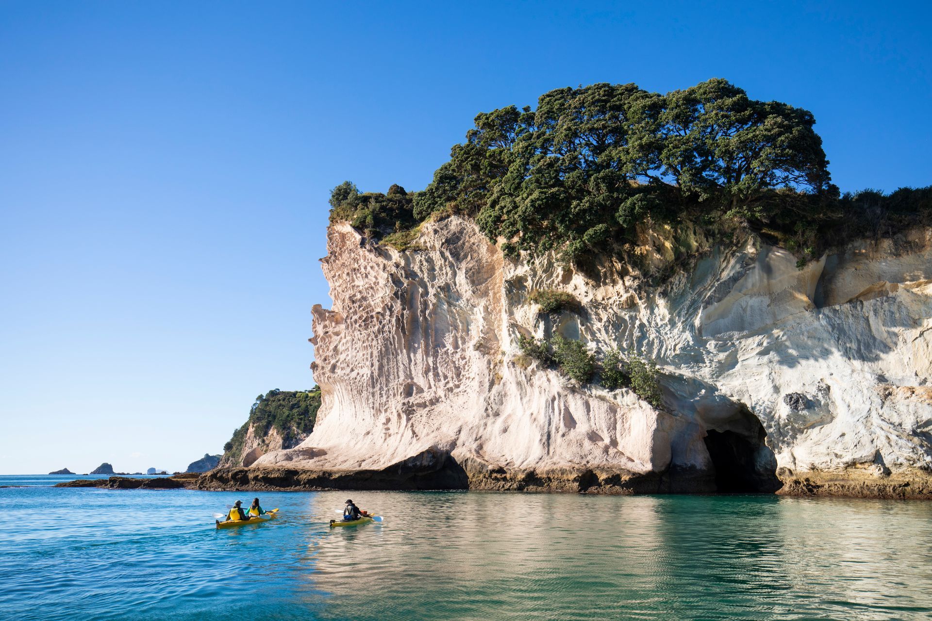 Auslandsjahr Switch You Neuseeland Cathedral Cove mit Kayaks im Vordergrund