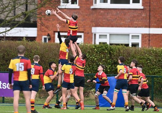 Schüleraustausch Irland Switch You  Rugby Team heben Mitspieler in die Luft um den Ball zu fangen