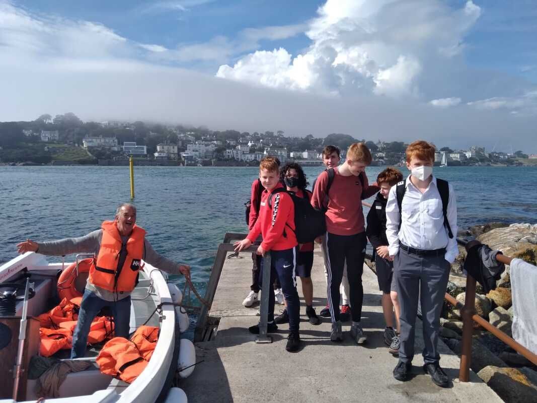 Schüleraustausch Irland Switch You Boot mit Schülern an Hafen