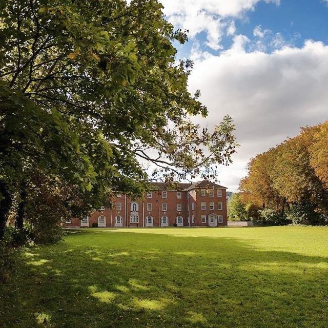 Schüleraustausch Irland Schule von außen mit BAum und Wiese im Vordergrund