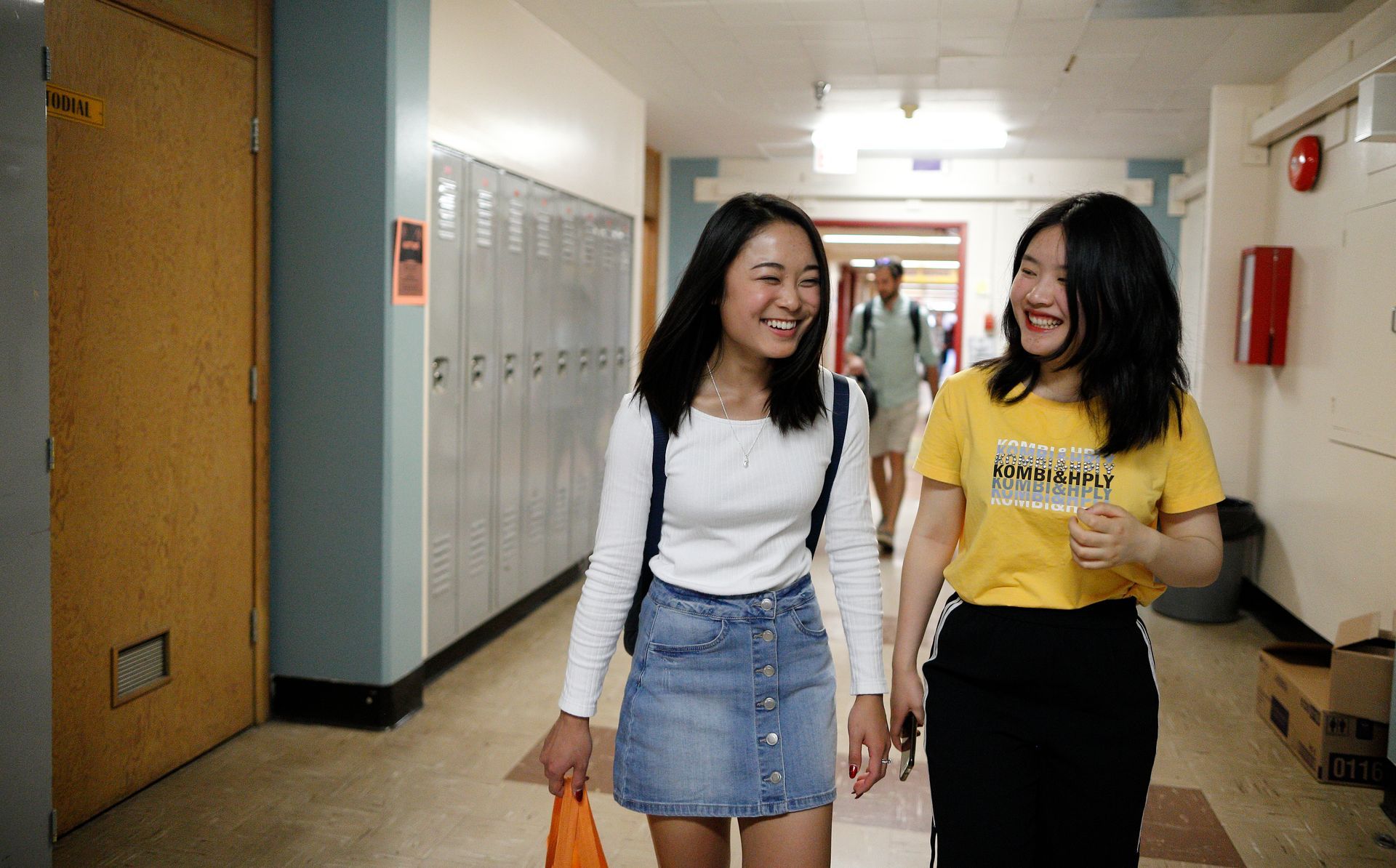 Schüleraustausch Neuseeland SchülerInnen in Schuluniform sitzen und reden miteinander
