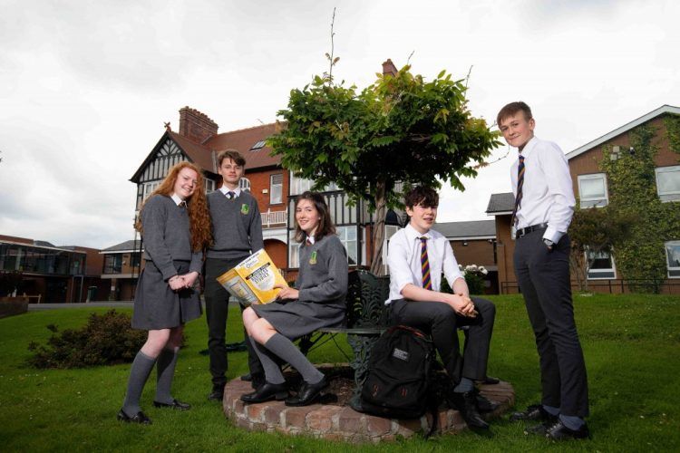 Auslandsaufenthalt Irland Switch You SchülerInnen sitzen und stehen vor Sandford Schule