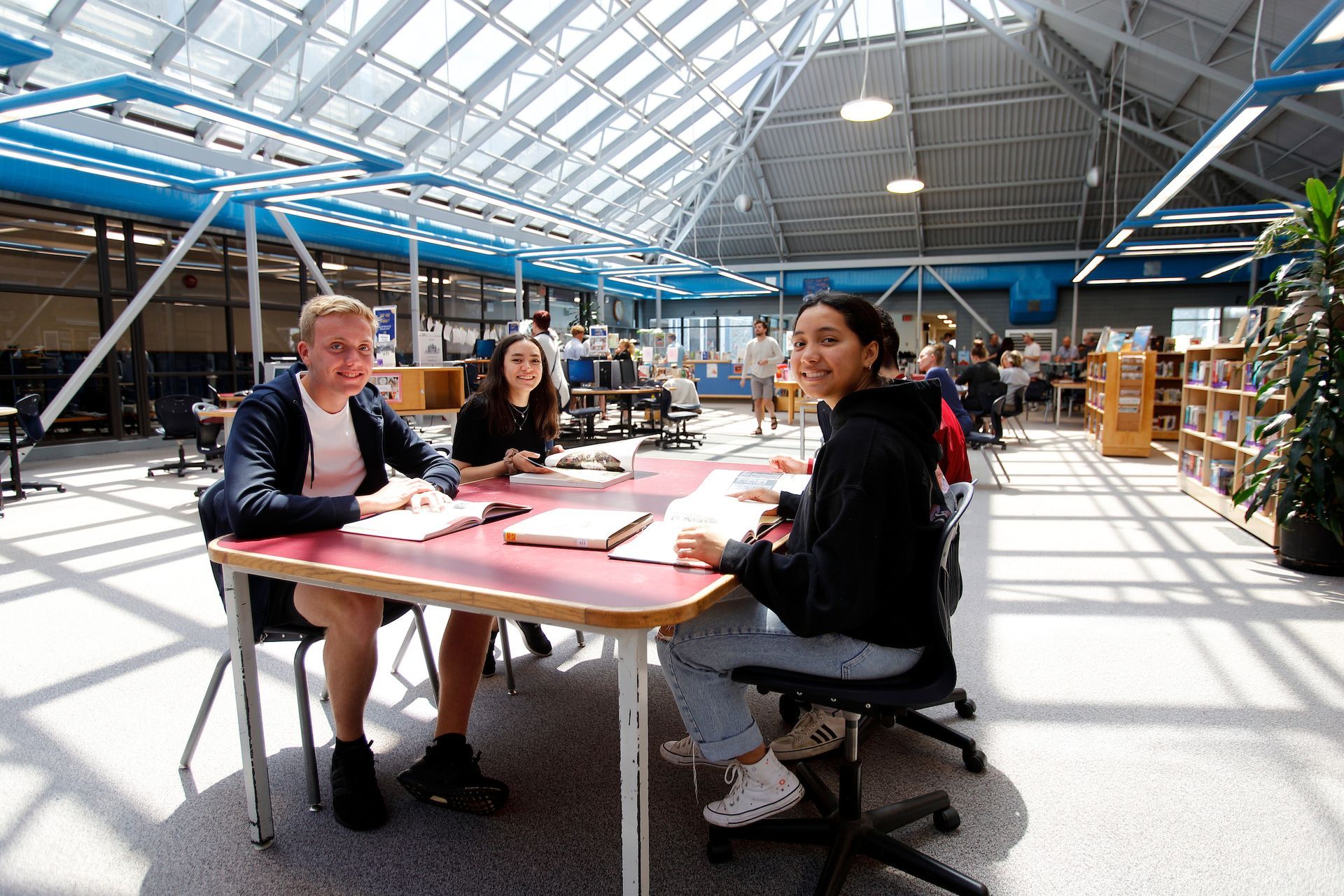 Schüleraustausch Kanda SchülerInnen in Kambrick International School sitzen am Tisch und lachen