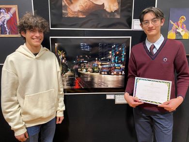 Schüleraustausch Neuseeland Schüler mit Preis vor dem Foto