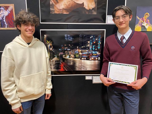 Schüleraustausch Neuseeland Schüler mit Preis vor dem Foto