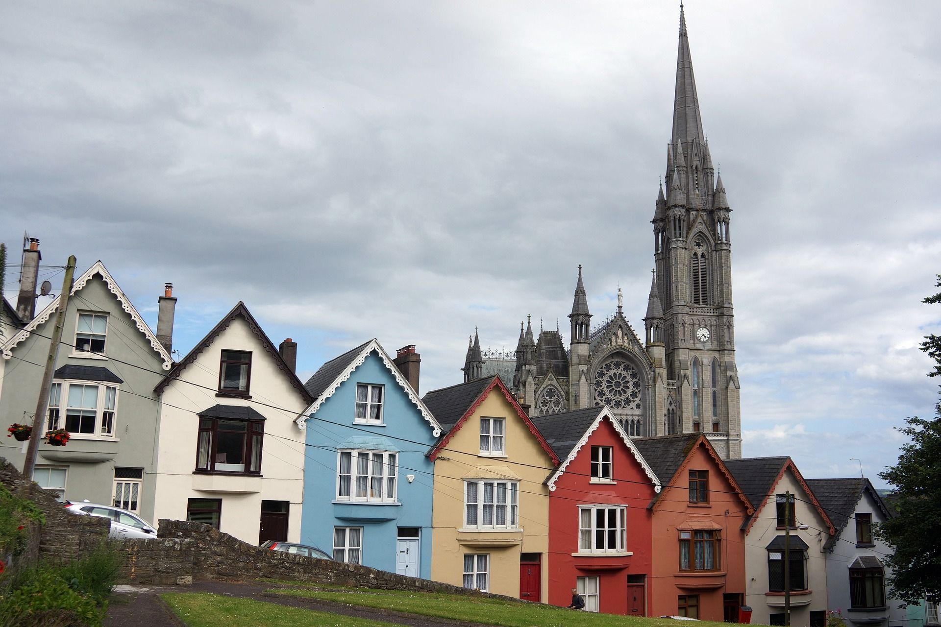 Auslandsaufenthalt Irland Switch You Bunte Häuser an Straße vor alter Kirche