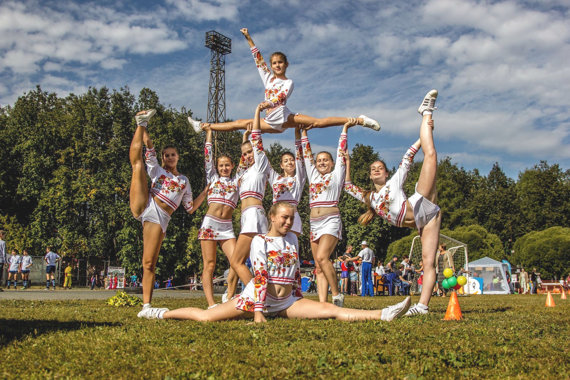 Schüleraustausch USA Switch You Cheerleader in Pose auf Spielfeld