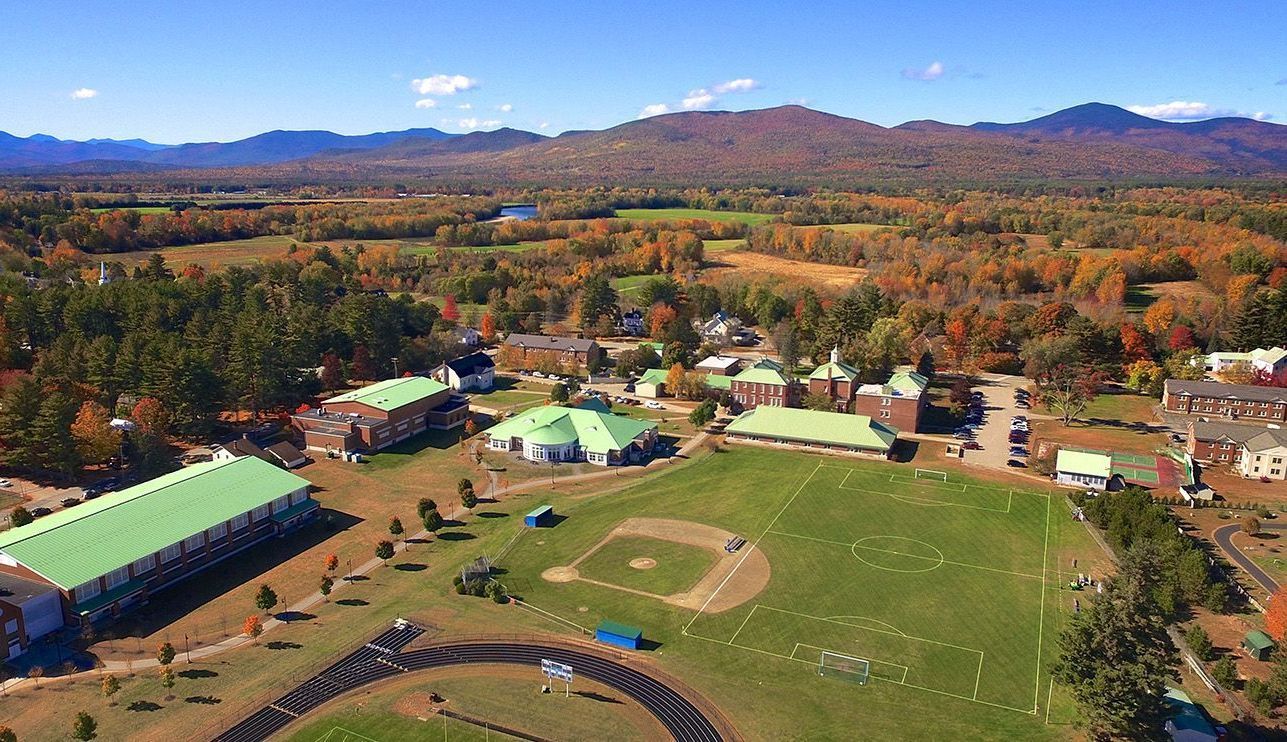 Schüleraustausch USA Switch You Highschool aus Vogelperspektive umgeben von herbstlicher Landschaft