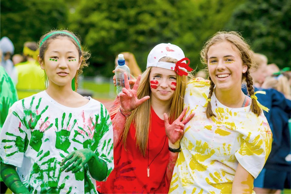 Schüleraustausch Neuseeland Mädchen in Hausfarben