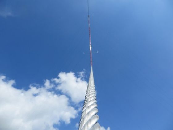 Prüfung der Seilspannung mit Tensiometer Windmessmast