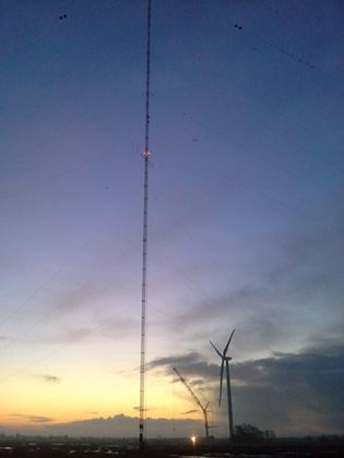 Windmessmast Abends mit Hindernisbefeuerung