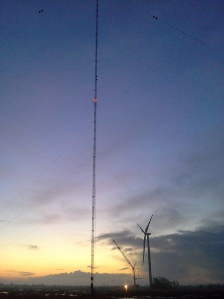 Windmessmast Abends mit Hindernisbefeuerung