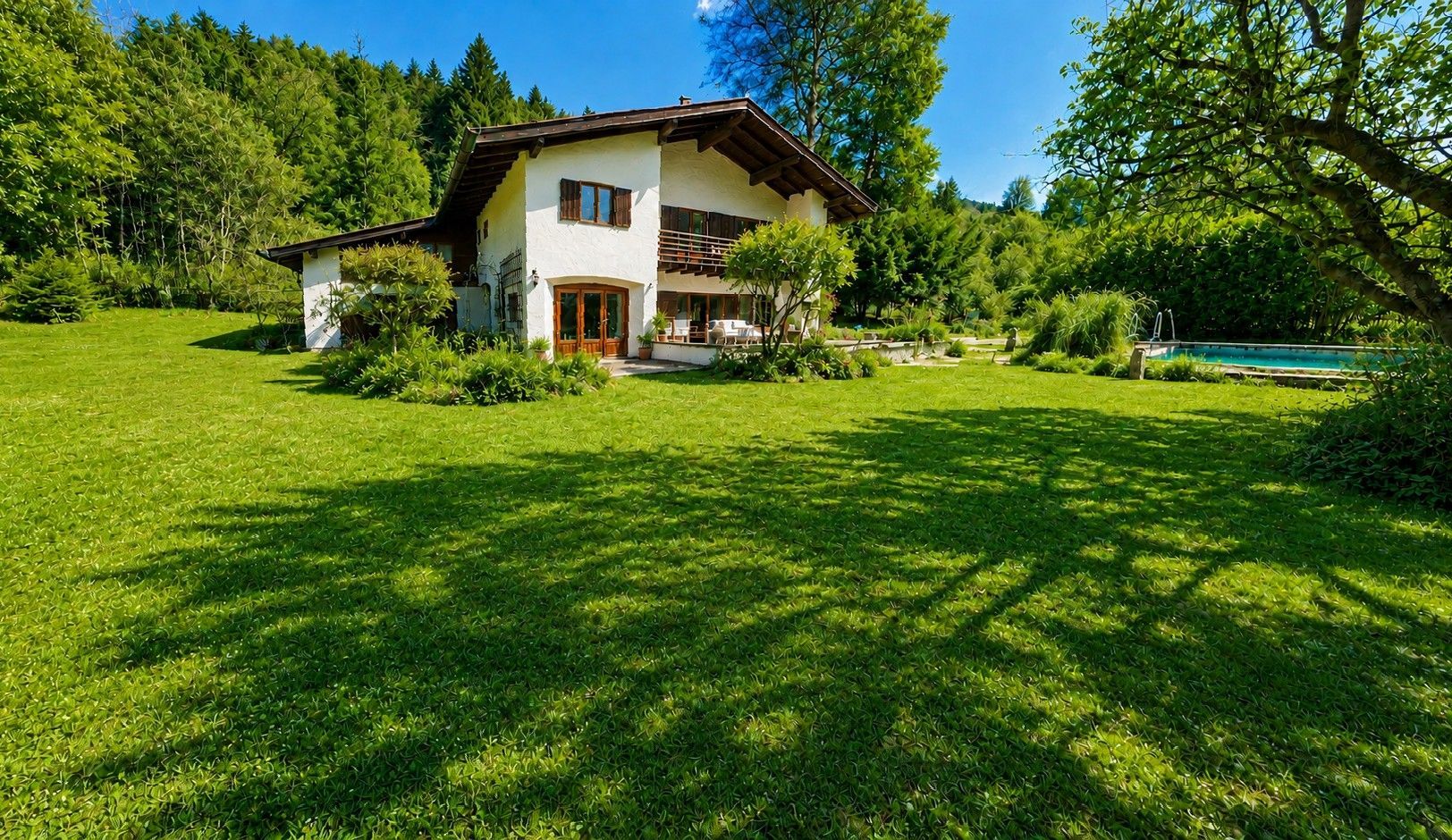 Immobilien Kuchenbauer - Garmisch-Partenkirchen - Einfamilienhaus auf großem naturbelassenen Grundstück in Partenkirchen