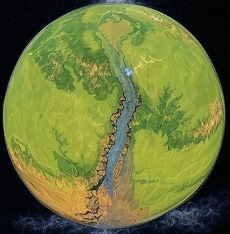 Klein-Erde bei der Entstehung des Risses am Äquator in Richtung Süden.