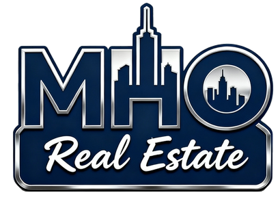 MHO Real Estate-Logo in Blau und Weiß mit stilisierter Skyline-Schrift