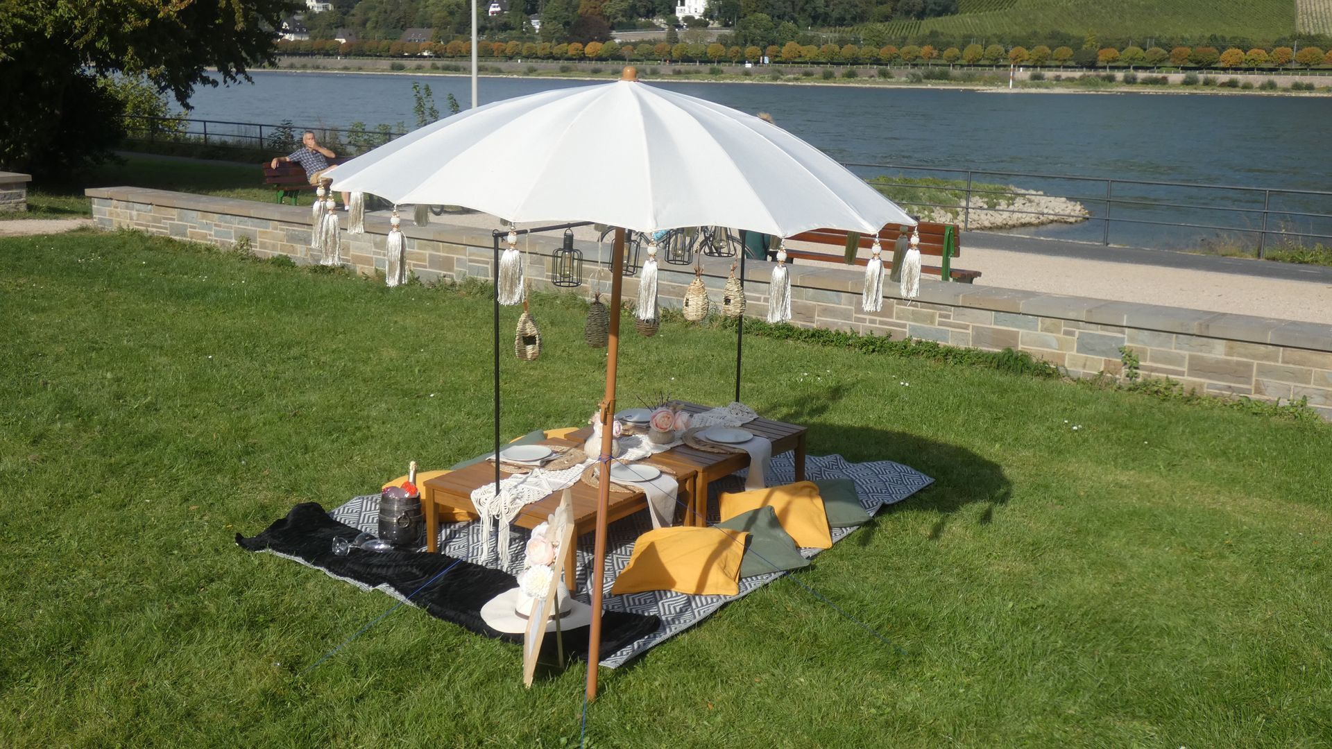 Geburtstag Picknick für kleine Gruppe in Bonn. Liebevoll gedeckter Tisch im Boho Design unter freiem Himmel.
