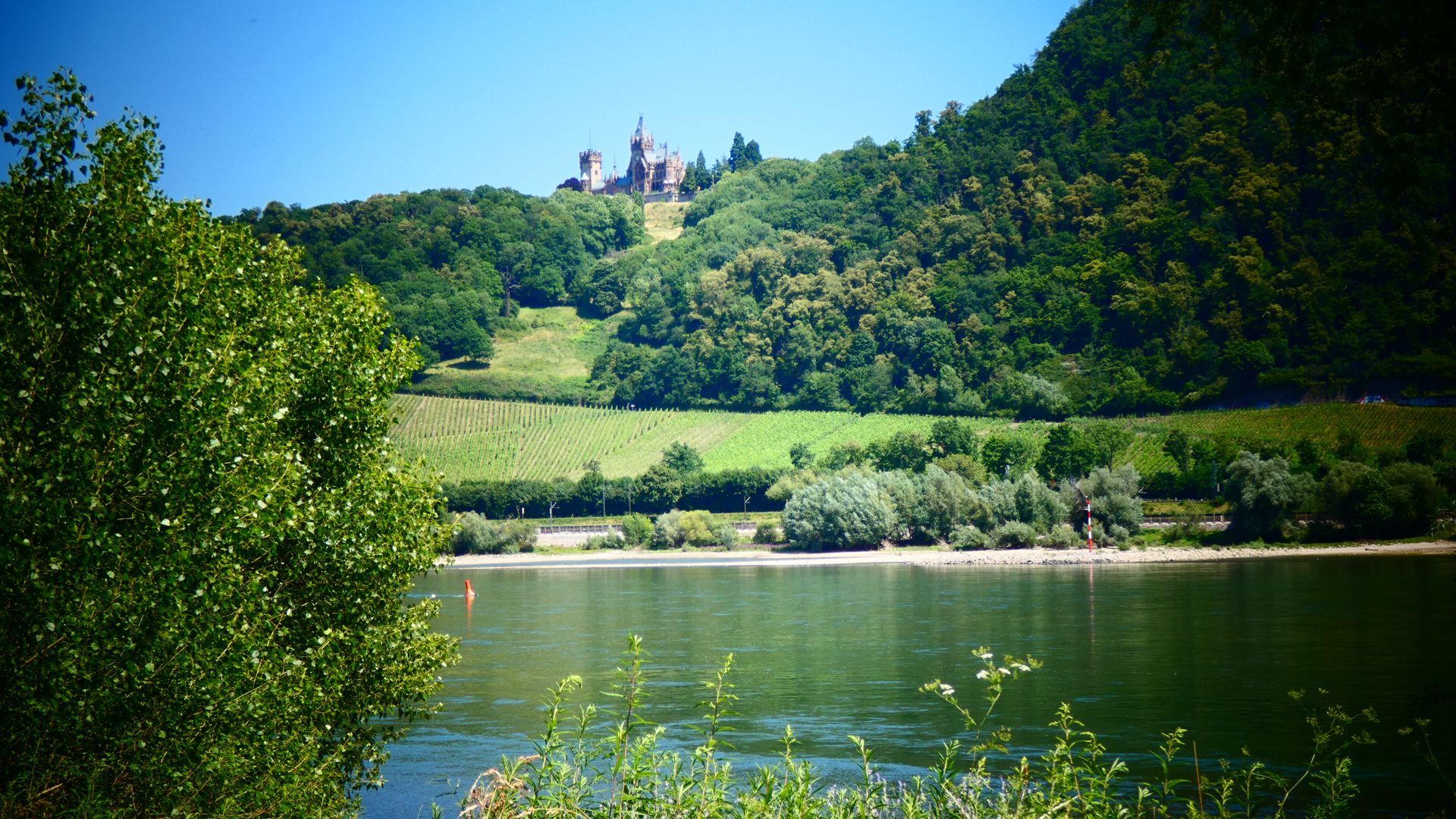 Mehlemer Strand , Rheinromantik, Blick auf Scloss Drachenburg