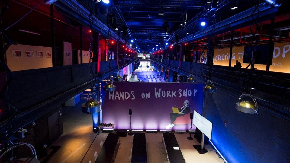 Veranstaltung Bühne Plenum Ausstellung Austellungen Breakout Sessions hands-on workshops Sponsoren Lounges Catering Fabrikhalle Veranstaltungsstätte