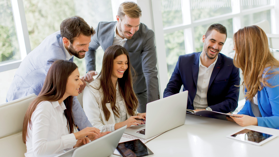 Junge Menschen zusammen am arbeiten Junge Menschen zusammen am arbeiten